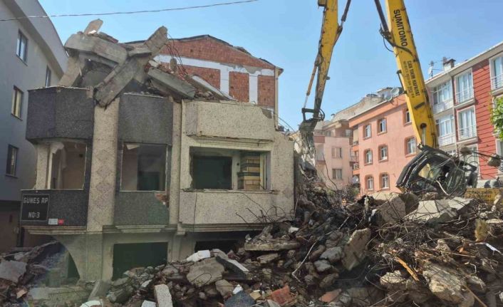 Avcılar’da kentsel dönüşüm kapsamında gerçekleştirilen yıkım kontrolden çıktı