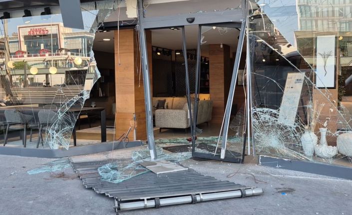 Avcılar’da makas atan sürücünün arkadan çarptığı otomobil mağazaya böyle daldı