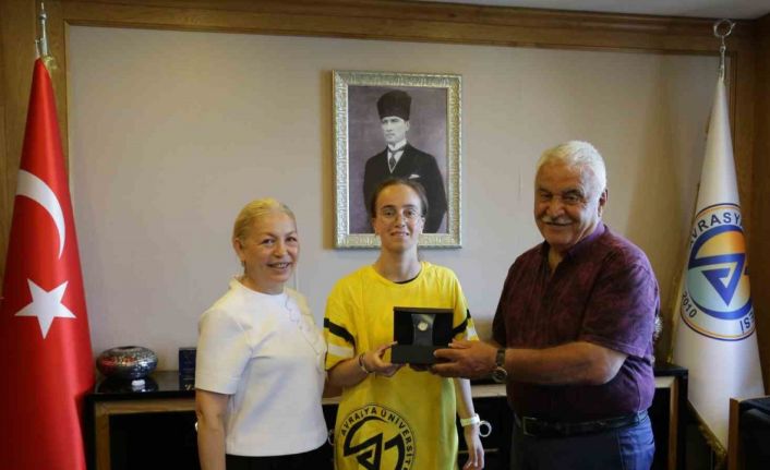 Avrasya Üniversitesi öğrencisi Bakü’den altın madalya ile döndü