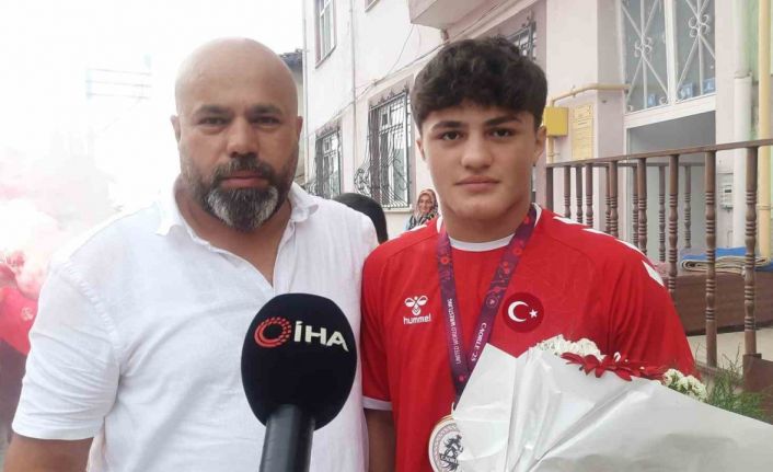Avrupa şampiyonu güreşçi Yusuf Yaser Aksu, memleketinde coşkuyla karşılandı