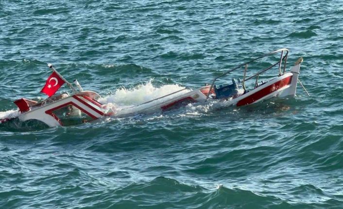 Ayvalık’ta demirli olan balıkçı teknesi su alarak battı