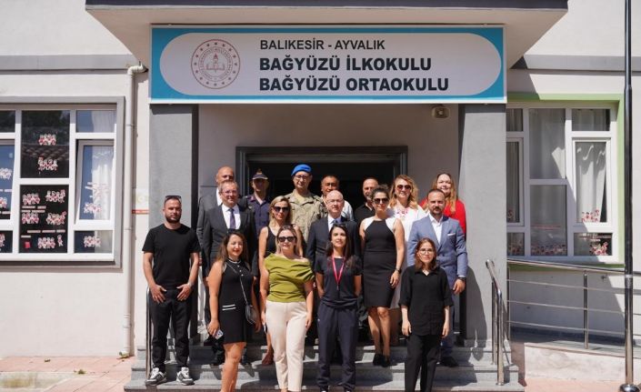 Ayvalık’ta öğrencilerin karne heyecanı