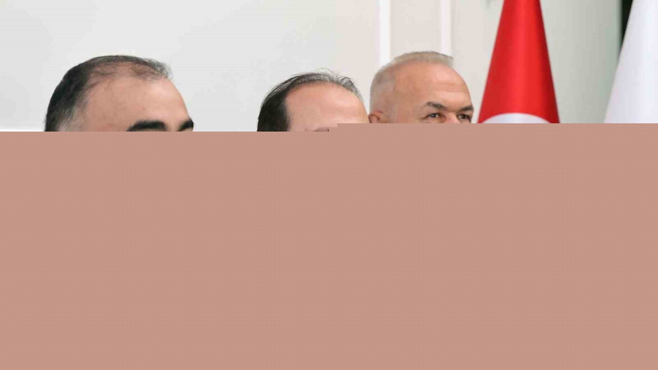 Azerbaycan’ın Ankara Büyükelçisi Mamadov, AFAD personeline işbirliği rozeti takdim etti