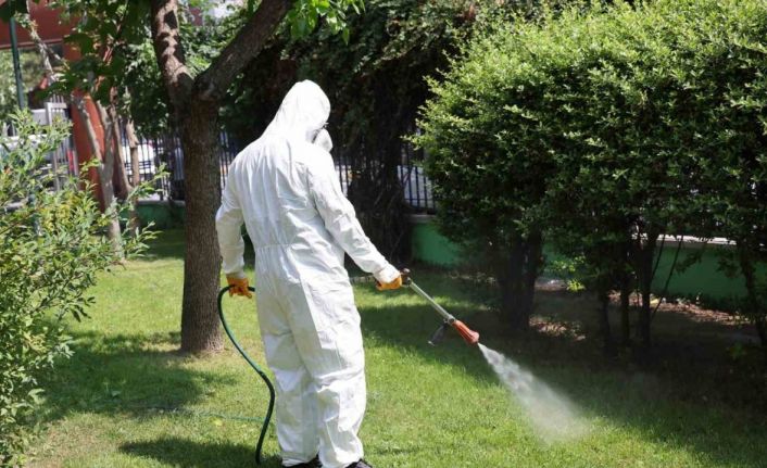 Bağcılar’da parklar ve yeşil alanlar ilaçlanıyor