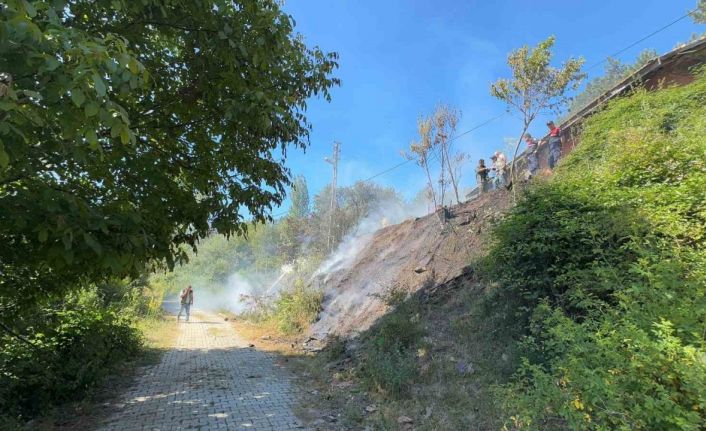 Bahçede çıkan yangın evi küle çeviriyordu
