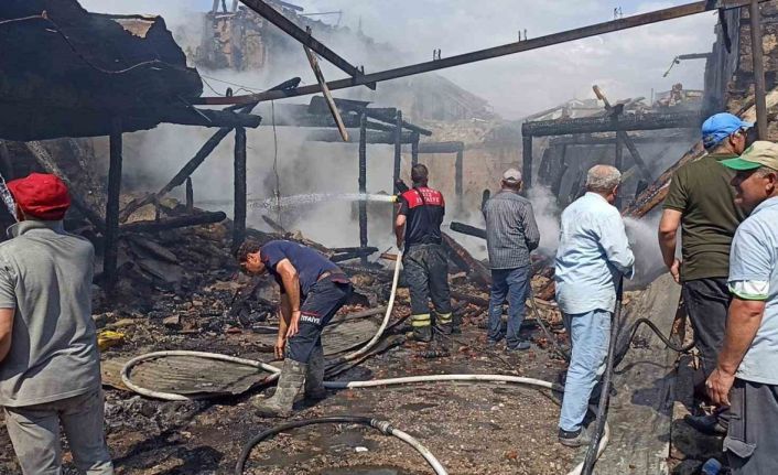 Bahçede yakılan ateş 2 ev ve 1 metruk binayı kül etti