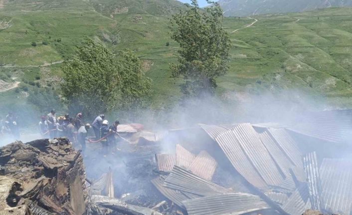 Bahçesaray’da ev yangını: Dumandan zehirlenen 14 yaşındaki çocuk öldü