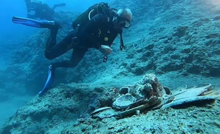Bakan Ersoy, Akdeniz’in 2 bin yıllık su altı hazinesine dalış yaptı