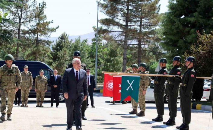 Bakan Güler 8’inci Kolordu Komutanlığında incelemelerde bulundu