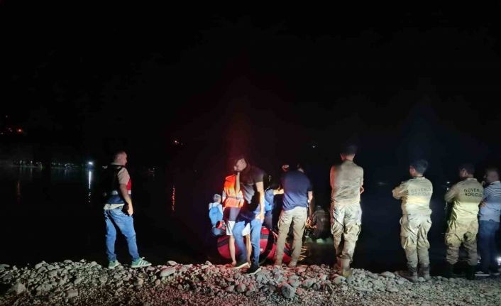 Balık tutmak için nehre giren şahıs akıntıya kapıldı, arama çalışması başlatıldı