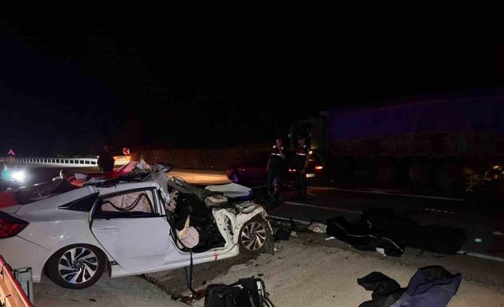 Balıkesir’de arife günü kazayla başladı: Kamyona çarpan otomobilde 2 kişi hayatını kaybetti