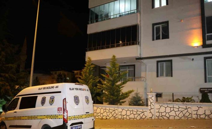 Balkonda sigara içen genç kız aşağıya düştü