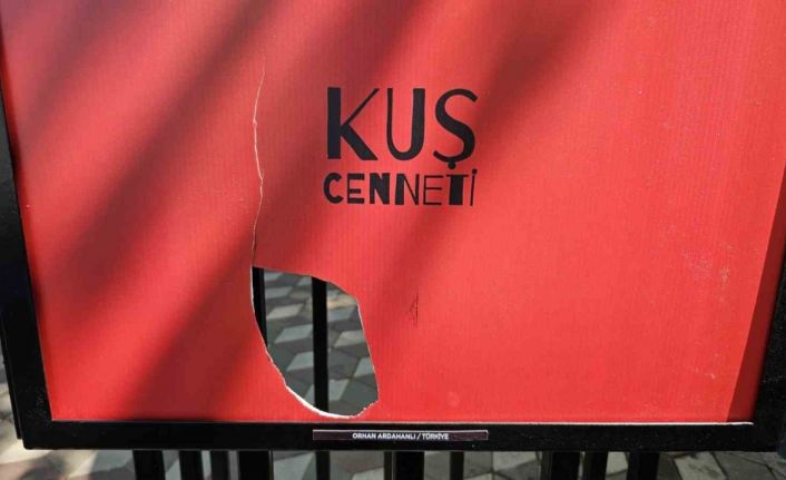 Bandırma’da afişler tahrip edildi