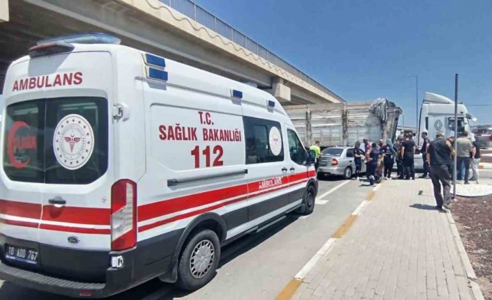 Bandırma’da otomobil ile çekici böyle çarpıştı: 2 yaralı