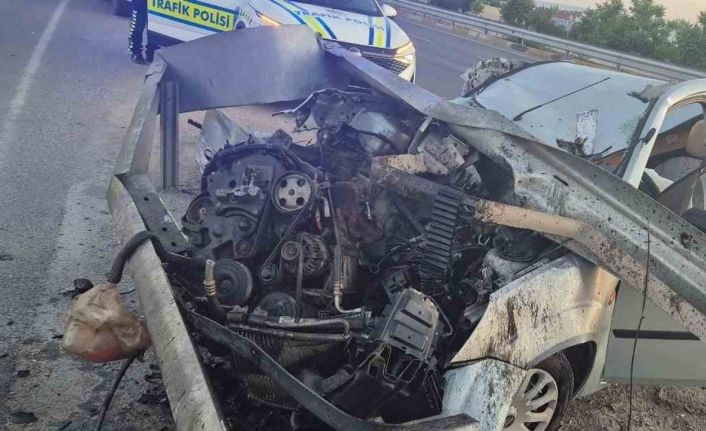 Bariyere çarpan otomobil hurdaya döndü