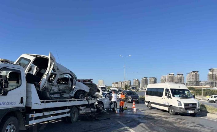 Başakşehir’de hafif ticari araç, karşı yöndeki otomobile çarptı: 1’i ağır 2 yaralı