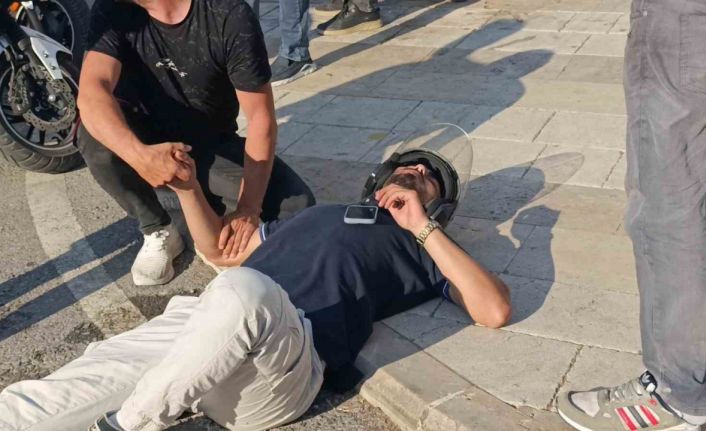 Başını kaldırıma çarpan motosikletli kask sayesinde kazayı ucuz atlattı