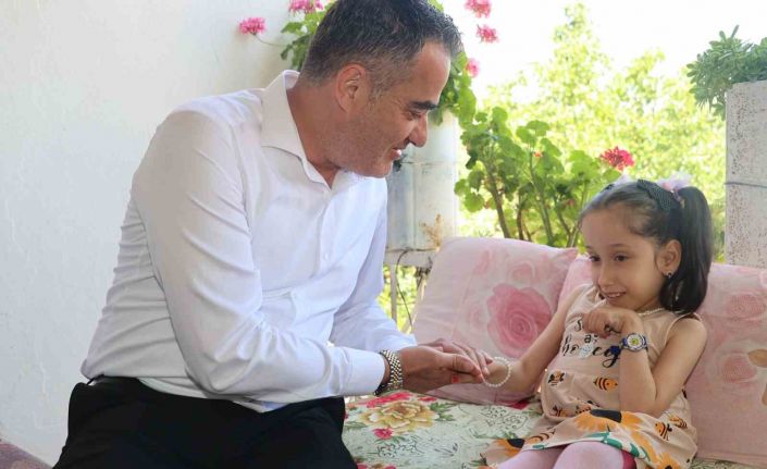 Başkan Arıcı minik Efsa’ya akülü tekerlekli sandalye hediye etti