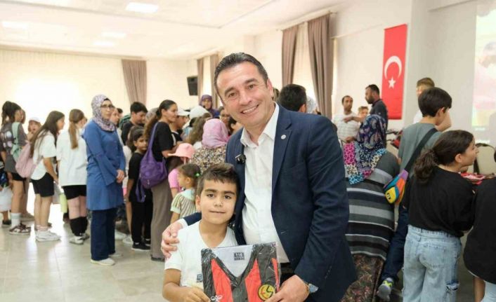 Başkan Dökmeci’den Eskişehirspor forması hediye