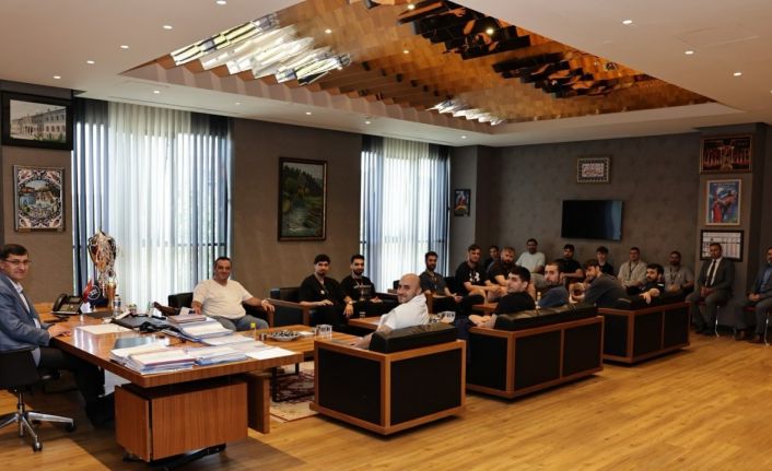 Başkan Eyüp Kahveci, Şampiyon Kütahya Belediyespor Basketbol Takımını makamında ağırladı