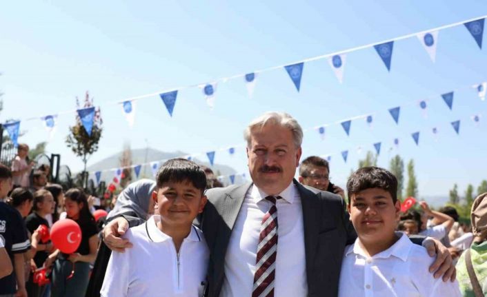 Başkan Palancıoğlu, karne alan öğrencilerin heyecanına ortak oldu