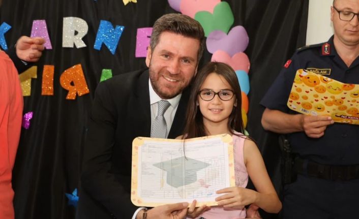 Başkan Tatık öğrencilerin karne heyecanına ortak oldu