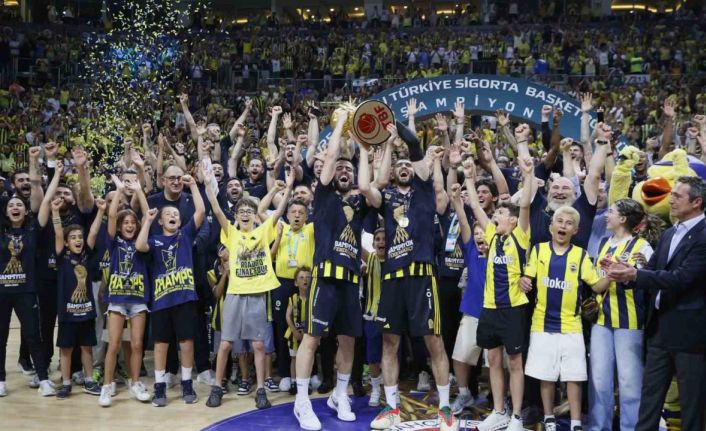 Basketbol Süper Ligi’nde şampiyon Fenerbahçe Beko kupasını aldı