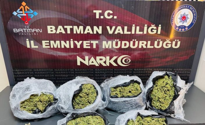 Batman’da kilim arasına zulalanmış 5 kilo skunk ele geçirildi: 1 tutuklama