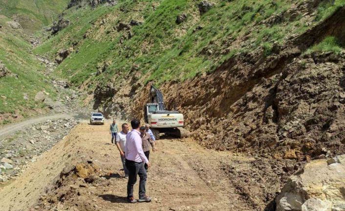 Batman’da kış sonrası köy ve mezra yollarında onarım ve genişletme çalışmaları başlatıldı