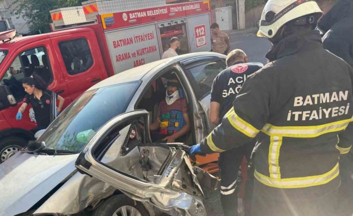 Batman’da otomobillerin çarpışması sonucu sıkışan sürücü kurtarıldı