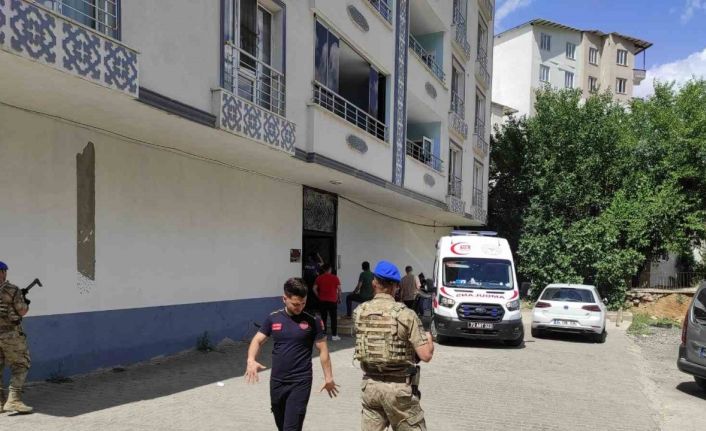 Batman’da psikolojik sorunları olan şahıs, tahra ile ailesini rehin aldı