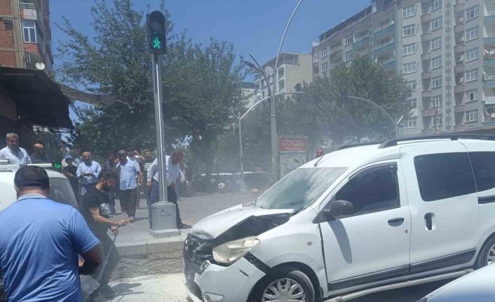 Batman’da seyir halindeki araç önce kaza yaptı ardından alev aldı