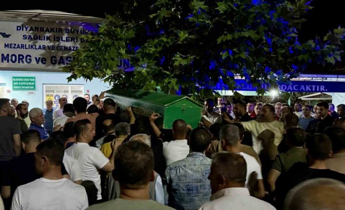 Batman’da trafik kazasında hayatını kaybedenlerden Fesih Barut Diyarbakır’da defnedildi