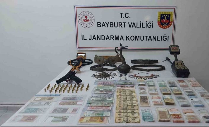 Bayburt merkezli 13 ilde kaçakçılık operasyonu: Tarihi eserler ve sahte paralar ele geçirildi