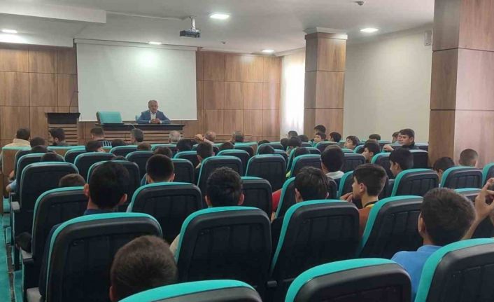 Bayburt’ta hafızlık tespit sınavına girecek öğrencilere yönelik söyleşi düzenlendi