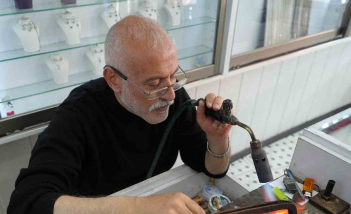 Bayburt’un tek gümüş işleme ustası babasından kalan mesleği çeyrek asrı aşkın zamandır sürdürüyor