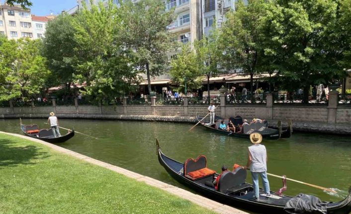 Bayramda Eskişehir’e gelen turistler gondol seferlerini yoğunlaştırdı