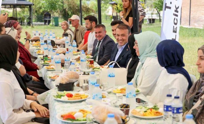 Bayramda evine gidemeyen öğrencilerle bir araya geldi