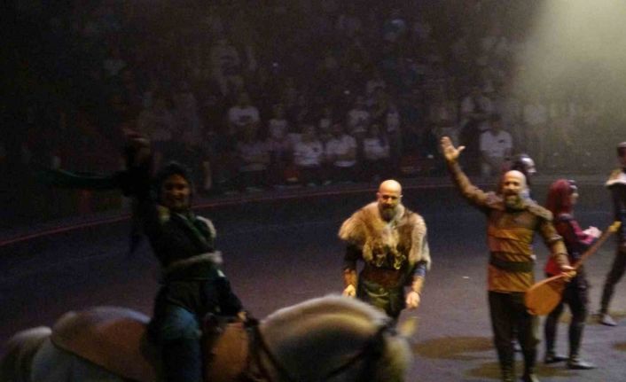 Bayramın 3’üncü günü ’Kuruluş Osman’ dizisinin çekildiği film platosuna turist akını