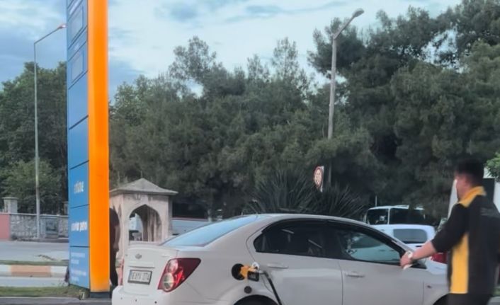 Benzin pompasını aracının üzerinde unutunca, yakıt hortumu koptu