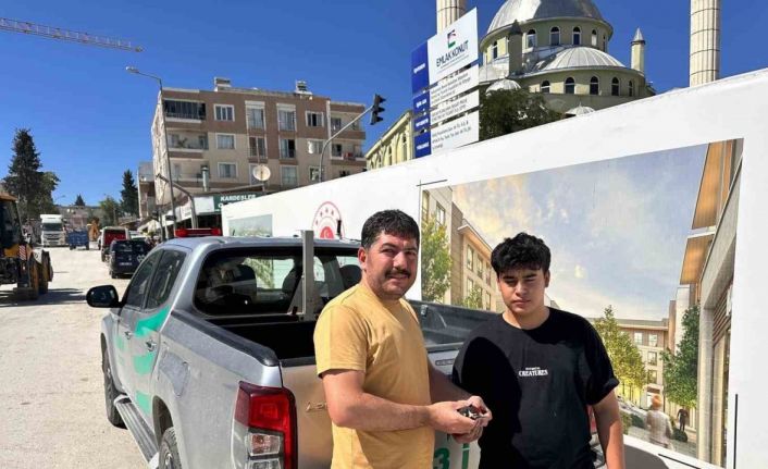 Besni’de yaralı halde bulunan ağaçkakan koruma altına alındı