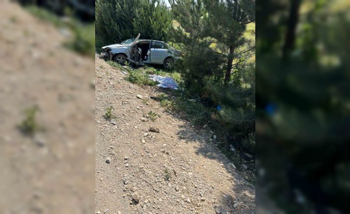 Beton bloğa çarpan otomobil sürücüsü olay yerinde hayatını kaybetti, 1 kişi yaralandı