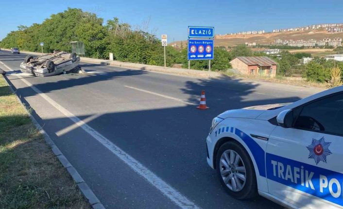 Beton mikseri ile çarpışan otomobil karşı şeride geçerek ters döndü: 4 yaralı