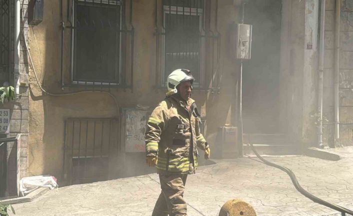 Beyoğlu’da ütü prizde unutulunca yangın çıktı