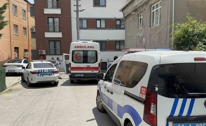 Bıçaklı kavgada 2 kardeş ve polis memuru yaraladı