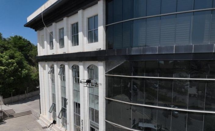 Bilecik Belediyesinden teknolojik temizlik, drone ile dış cephe yıkandı