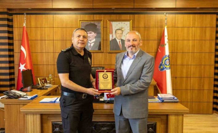 Bilecik’te emekliye ayrılan polis memuruna plaket