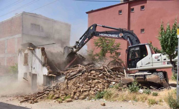 Bilecik’te metruk binalar yıkılıyor