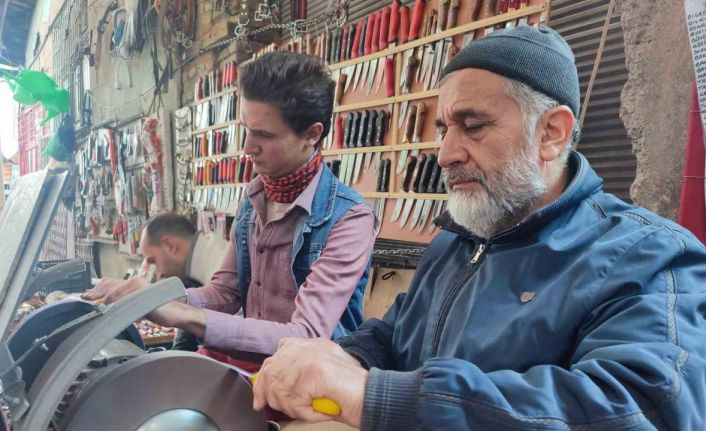 Bilenmeyen bıçak hem kurbana hem de kesene zarar veriyor