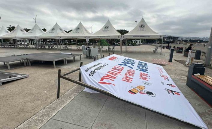 Bilim fuarında korkutan kaza: Pankart devrildi, 5 öğrenci yaralandı